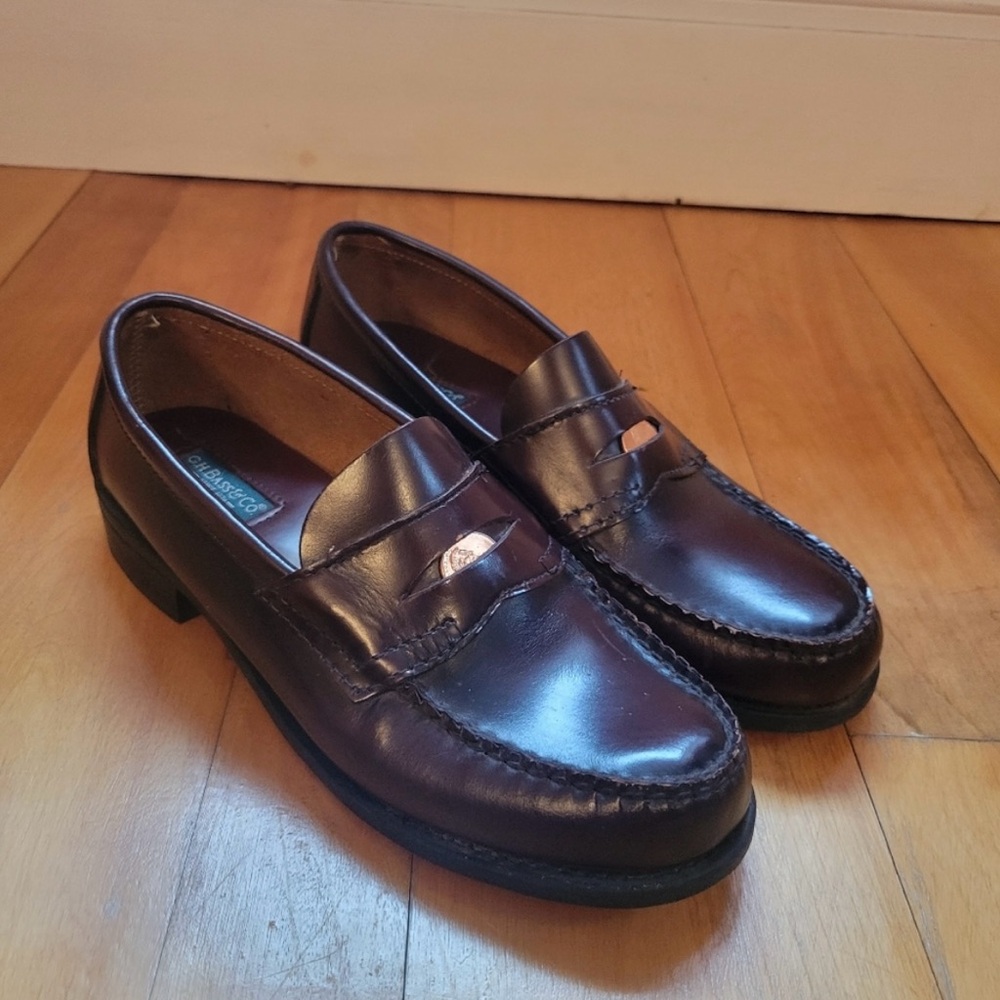G.H Bass Womens Vintage Size 7 Loafers! these loafers run narrow